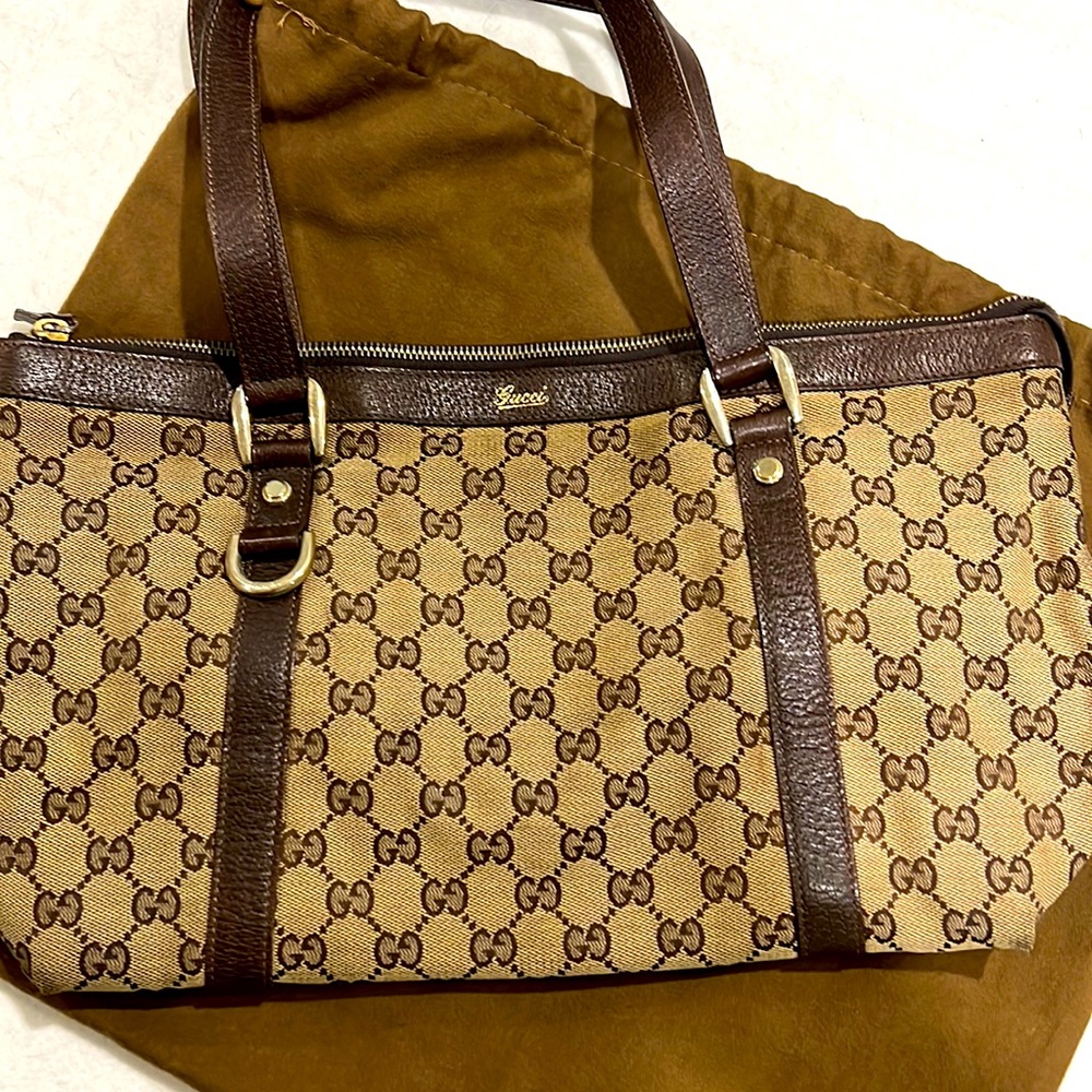 Gucci AUTHENTIC tote handbag with full close zipper about  “16 x”8 in size